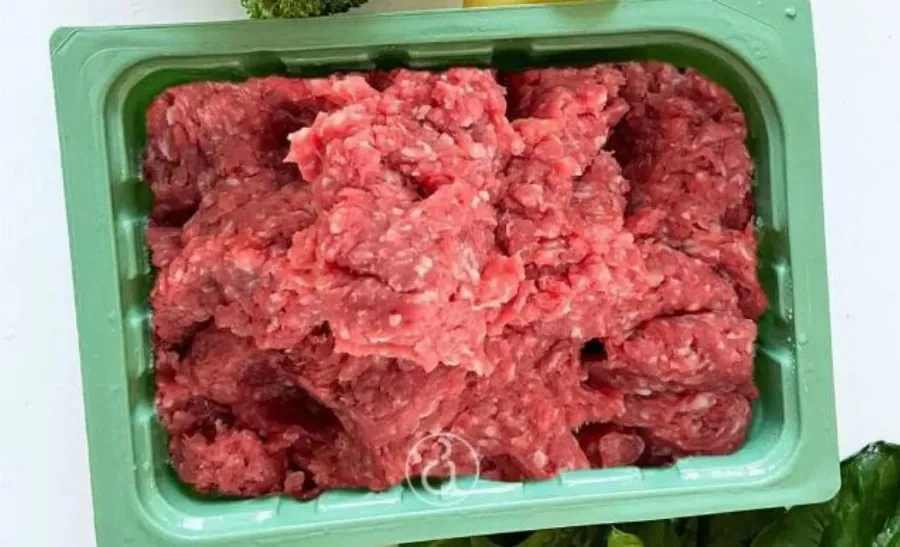 Γιατί δεν πρέπει να πλένουμε το ωμό κρέας 