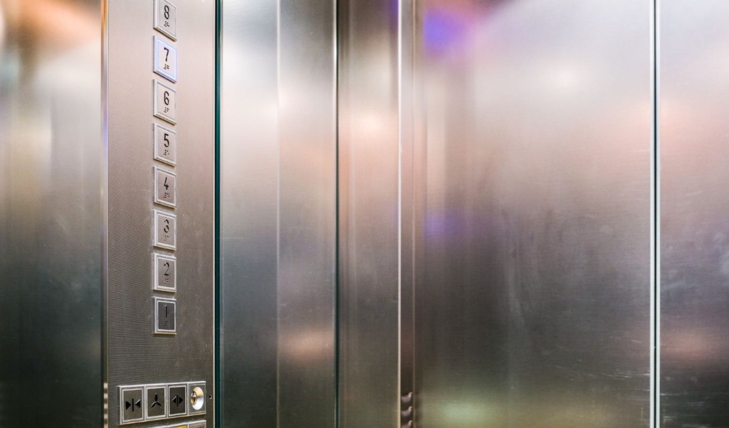 Ξεχάστε όσα ξέρατε: Αλλάζουν όλα για τα ασανσέρ στις πολυκατοικίες, “πονοκέφαλος” για χιλιάδες ιδιοκτήτες