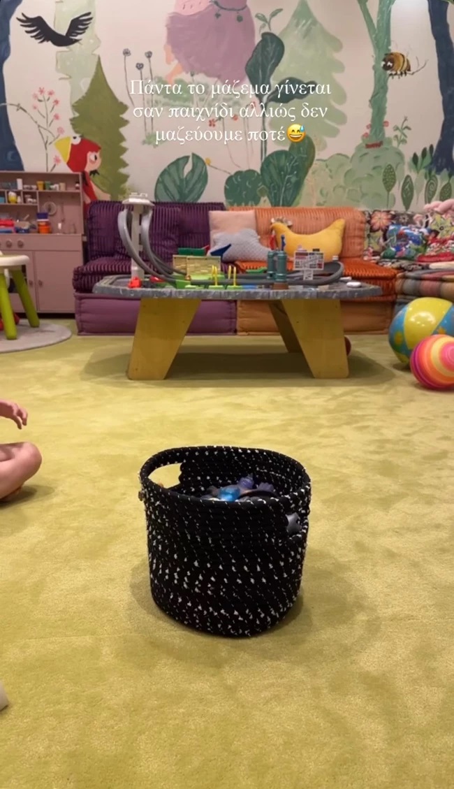 Η Αθηνά Οικονομάκου δείχνει το παιδικό δωμάτιο