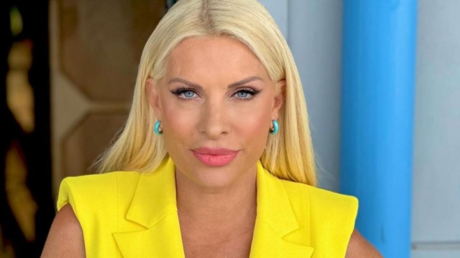 egrapse-mono-4-lexeis-akomi-amp-8230-klaiei-i-menegaki-o-aggelos-eipe-chronia-polla-stin-mama-toy-me-ton-pio-glyko-tropo-261624