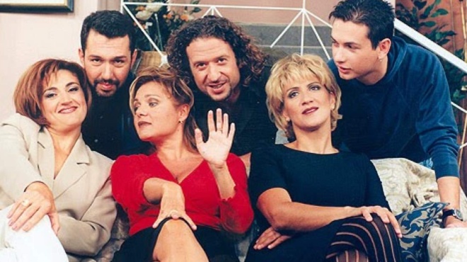 apo-mprosta-to-paizan-agapimenoi-ki-apo-piso-eichan-amp-8230-sfachtei-6-tileoptika-zeygaria-poy-den-miliontan-metaxy-toys-255853