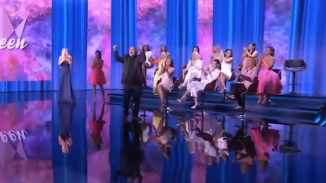 stop-stop-den-kano-allo-ekpompi-chamos-sto-tv-queen-diekopsan-to-live-efyge-apo-to-plato-o-mikroytsikoys-263524