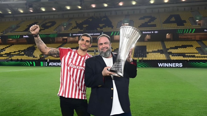 simainei-ta-panta-gia-ekeinon-o-gios-toy-vaggeli-marinaki-deichnei-perifanos-to-tatoyaz-sto-podi-toy-265143