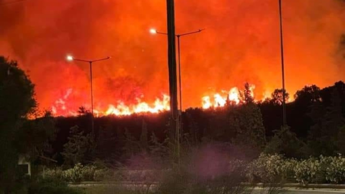 Καίγεται τώρα η Κερατέα: Φωτιά κοντά σε σπίτια, ήχησε το 112 – Συγκλονιστικές εικόνες από το πύρινο μέτωπο