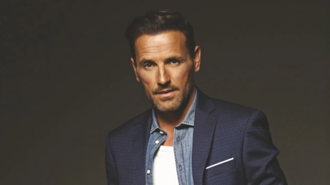 oli-i-psaroy-etrive-ta-matia-tis-me-to-mayro-skafos-poy-eskase-sto-limani-molis-eidan-poianoy-ellina-tragoydisti-einai-269817