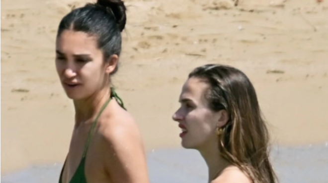 oli-i-voyliagmeni-koitoyse-ta-2metra-podia-toys-oi-aderfes-prelevits-pigan-gia-mpanio-kai-tis-thaymaze-oli-i-paralia-270563