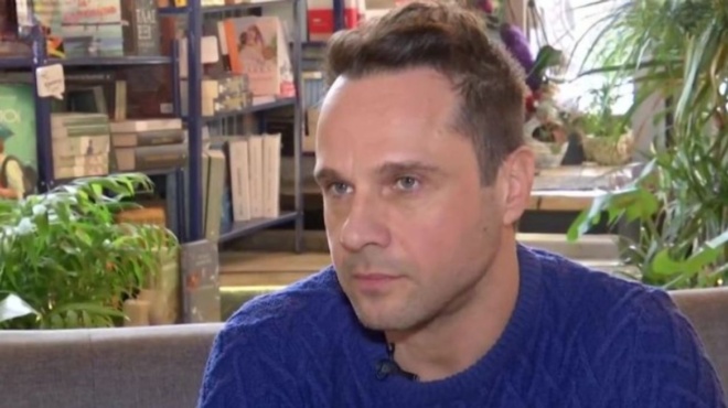 memos-mpegnis-mia-skini-poy-emeine-klasiki-stin-tileorasi-einai-poy-kano-erota-sto-treno-me-ti-thaleia-matika-267666