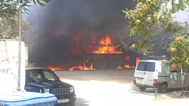 megali-pyrkagia-kai-minyma-apo-to-112-se-polles-perioches-pnigetai-stoys-kapnoys-i-athina-kleiste-portes-kai-parathyra-274117