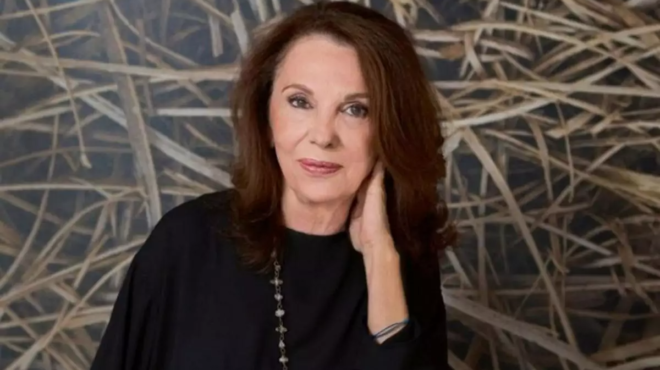 paramenei-omorfi-sta-73-spania-emfanisi-tis-mpety-livanoy-me-gkrizo-malli-den-deichnei-katholoy-tin-ilikia-tis-274405