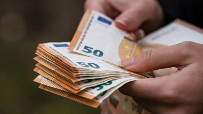 elegxte-toys-trapezikoys-sas-logariasmoys-apo-14-6-mpainei-zesto-chrima-apo-dypa-amp-038-efka-mporei-na-eiste-enas-apo-aytoys-268668