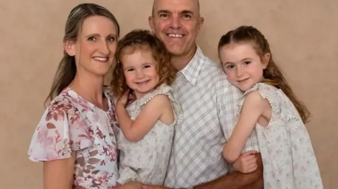 den-echoyn-kanenan-ston-kosmo-kanoyn-erano-pentarfana-2-koritsakia-pethanan-kai-oi-2-goneis-toys-mesa-se-liges-ores-268309