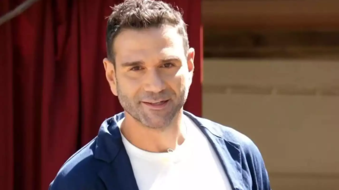 thaleia-matika-tasos-iordanidis-o-gios-poy-moiazei-sti-mama-kai-i-mikri-kori-poy-einai-idia-o-mpampas-267950