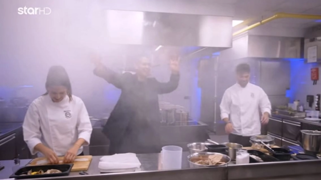 paiktis-amp-8220-lampadiase-amp-8221-ti-koyzina-ston-teliko-toy-masterchef-i-axechasti-stigmi-poy-o-kontizas-chathike-mesa-stoys-kapnoys-268950