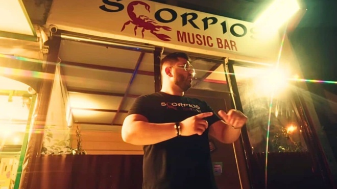 scorpios-music-bar-ntythikan-chavanezes-evalan-apokalyptika-magio-kai-einai-etoimes-na-rixoyn-xana-to-tiktok-266435