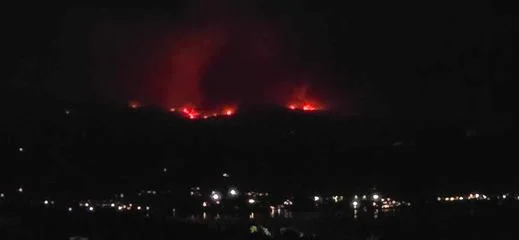 Μαίνεται η φωτιά στην Εύβοια 