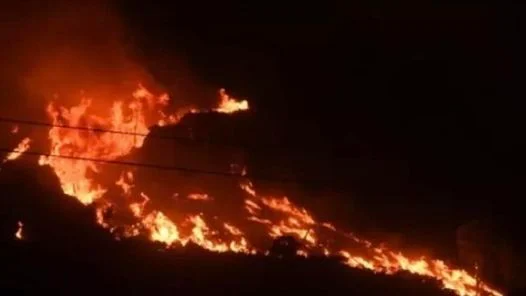 Μαίνεται η φωτιά στην Εύβοια 