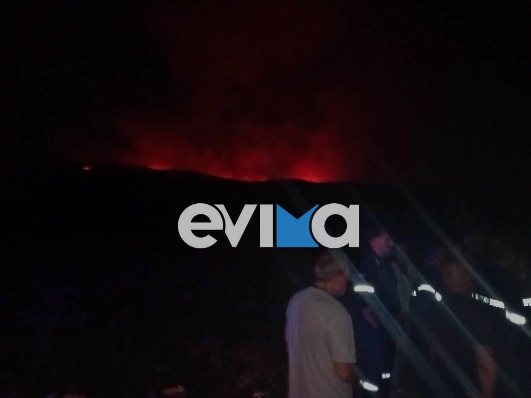 Μαίνεται η φωτιά στην Εύβοια 