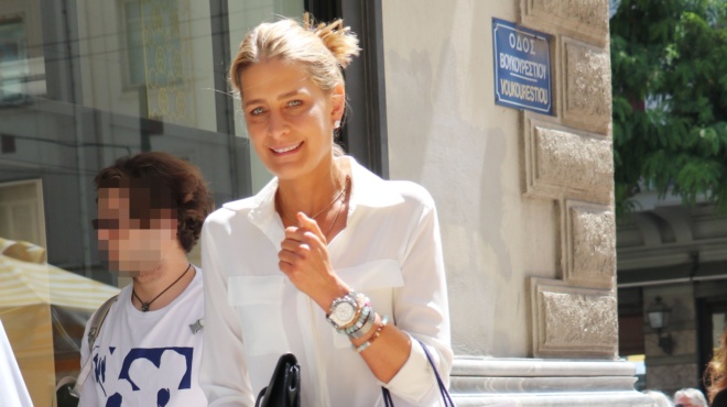 toys-koitoyse-oli-i-plateia-h-tatiana-mplatnik-ekane-tin-pio-sik-emfanisi-tis-zois-tis-plai-se-gnosto-panemorfo-ellina-paroysiasti-275850