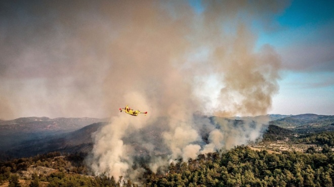 nea-megali-fotia-tora-konta-se-spitia-kokkinos-synagermos-stin-pyrosvestiki-kaigetai-to-nisi-283255