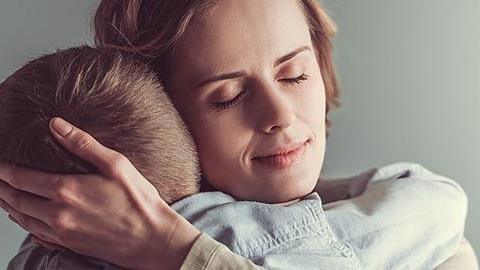 o-gios-tis-epese-xafnika-nekros-sta-21-toy-tsakizei-kokkala-ayto-poy-ekane-i-charokameni-mana-sta-genethlia-toy-284248