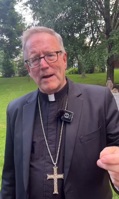 Ο "μπλε Διόνυσος" σπάει τη σιωπή του 