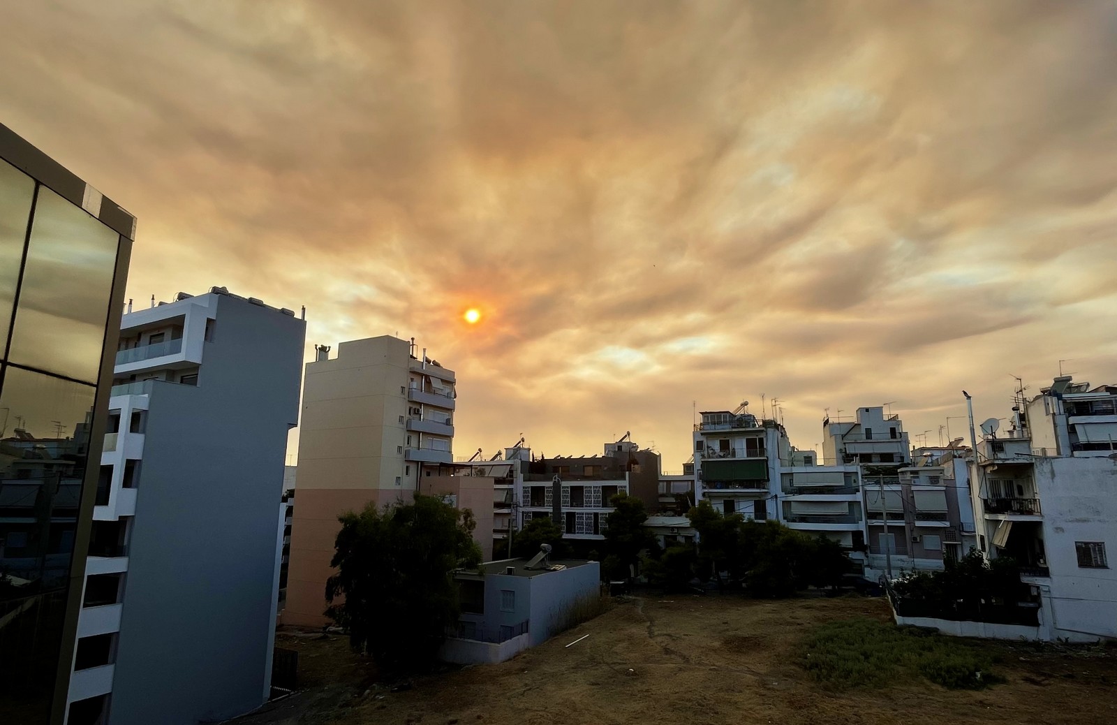 Μαύρισε ο ουρανός της Αττικής 