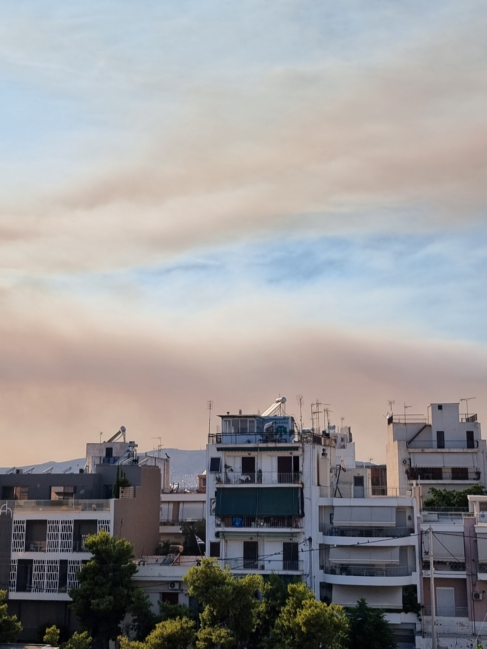 Μαύρισε ο ουρανός της Αττικής 