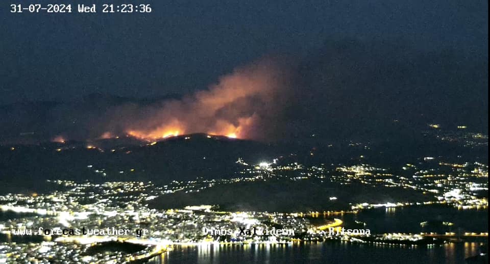 Μαίνεται η φωτιά στην Εύβοια 