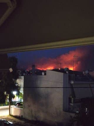 Μαίνεται η φωτιά στην Εύβοια 