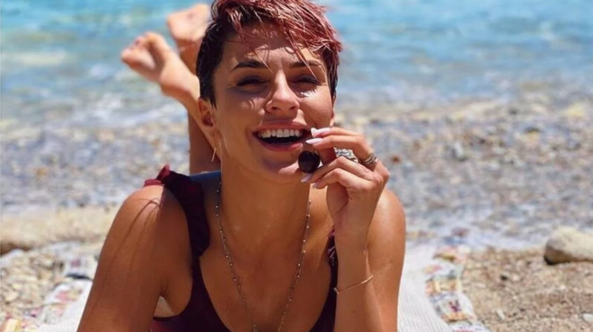 koiliakoi-fetes-kai-kormi-lampada-h-katia-tarampanko-pige-paralia-kai-oloi-koitoysan-to-periergo-krymmeno-tatoyaz-278570