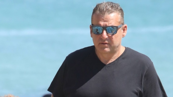 pisina-sto-mpalkoni-piato-to-aigaio-oloi-aporoyn-tinos-einai-ayti-i-spitarona-sti-tino-telika-einai-toy-liagka-278697