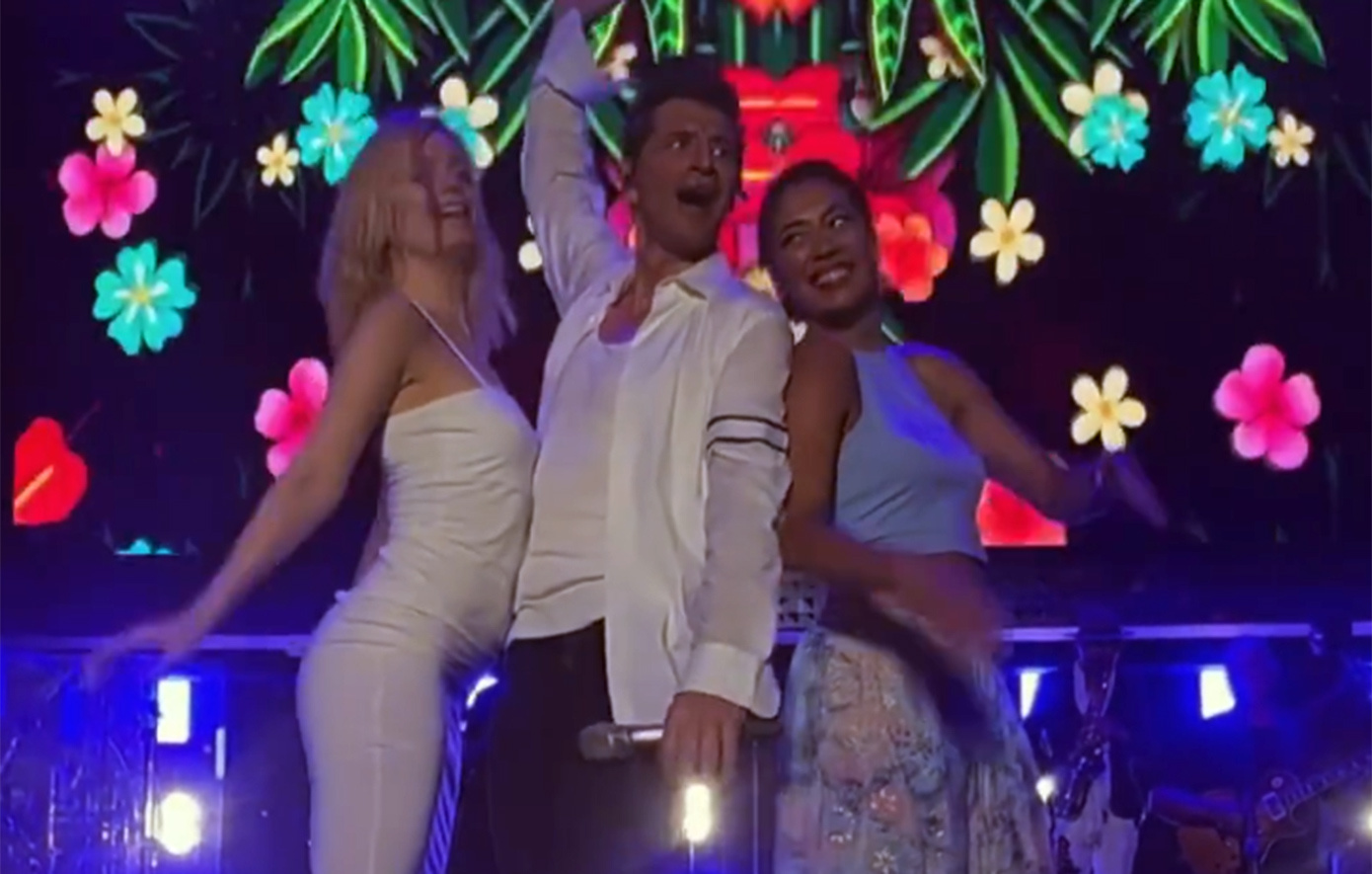 Η Τραϊάνα Ανανία στη σκηνή με τον Σάκη Ρουβά 