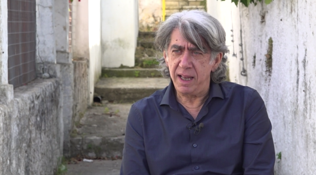 sygklonistiki-katathesi-agapimenoy-ellina-ithopoioy-amp-8220-papas-mpike-spiti-gia-tin-kideia-toy-patera-moy-amp-038-parenochlise-tin-adelfi-moy-amp-8221-284094