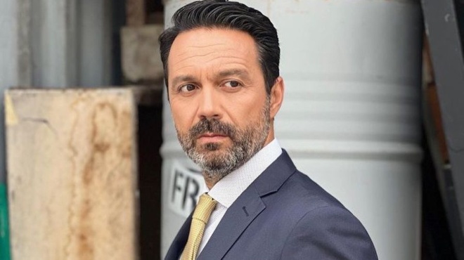 paramythenios-gamos-gia-gnosto-ellina-dimosiografo-i-koykla-nyfi-me-soyper-mini-nyfiko-amp-038-12ponta-chrysa-pedila-280545