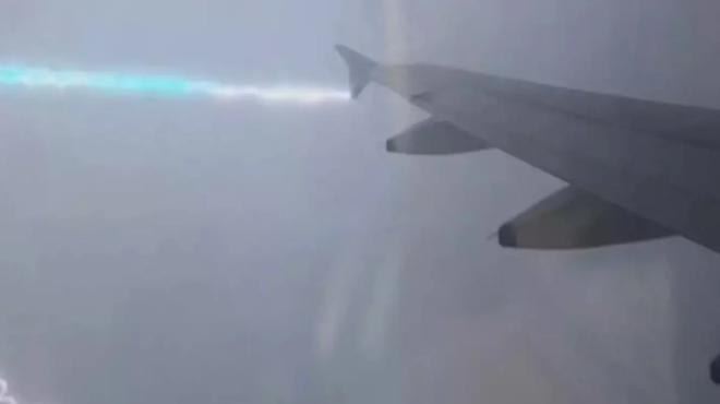 oyrliazan-oloi-oi-epivates-keraynos-chtypise-aeroplano-kai-to-taxidi-egine-efialtis-278626