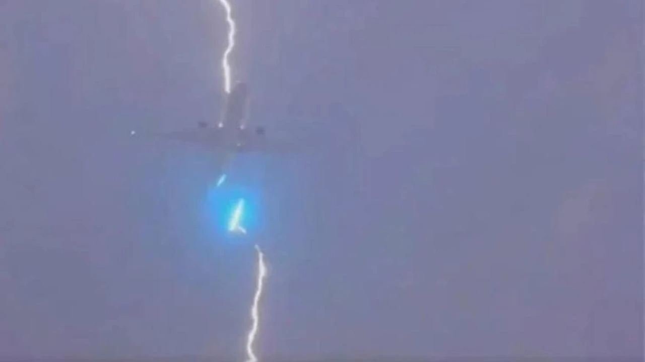 Αεροπλάνο χτυπήθηκε από κεραυνό