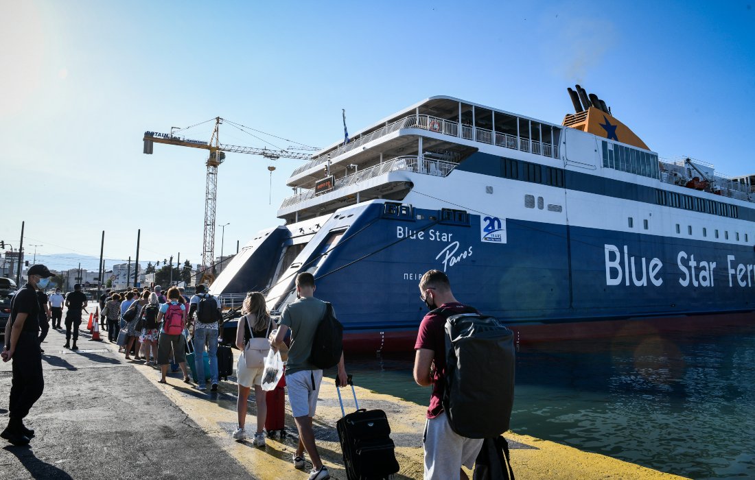 Νεαροί ταξιδιώτες φορούσαν γυαλιά χωρίς ήλιο 