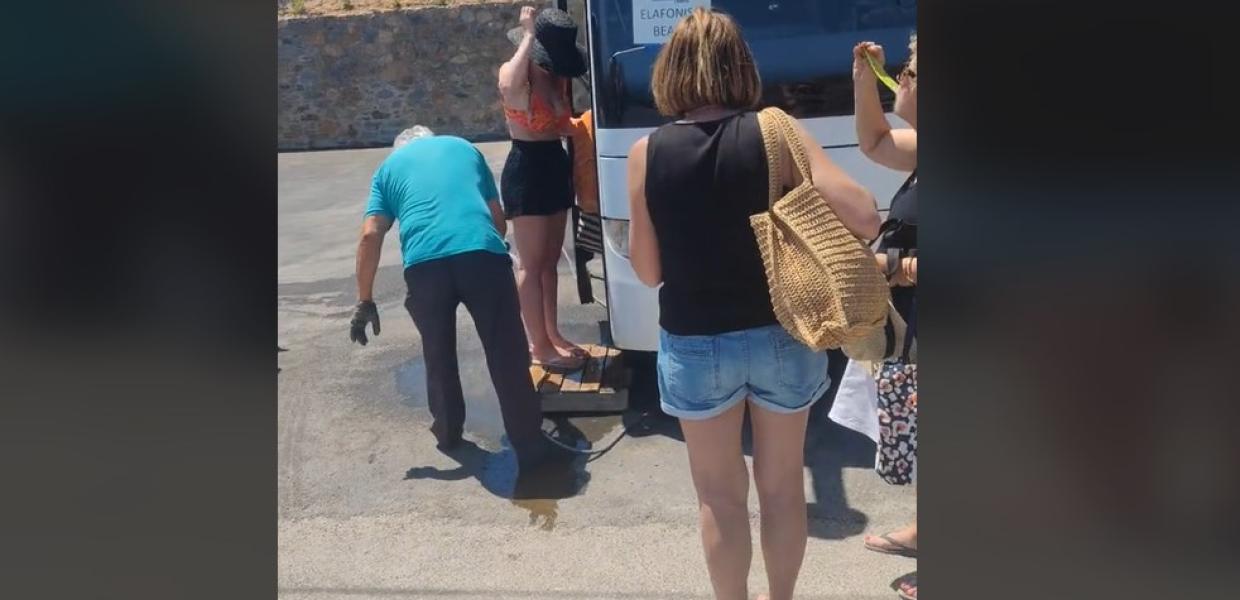 Οδηγός λεωφορείου καθαρίζει τους τουρίστες