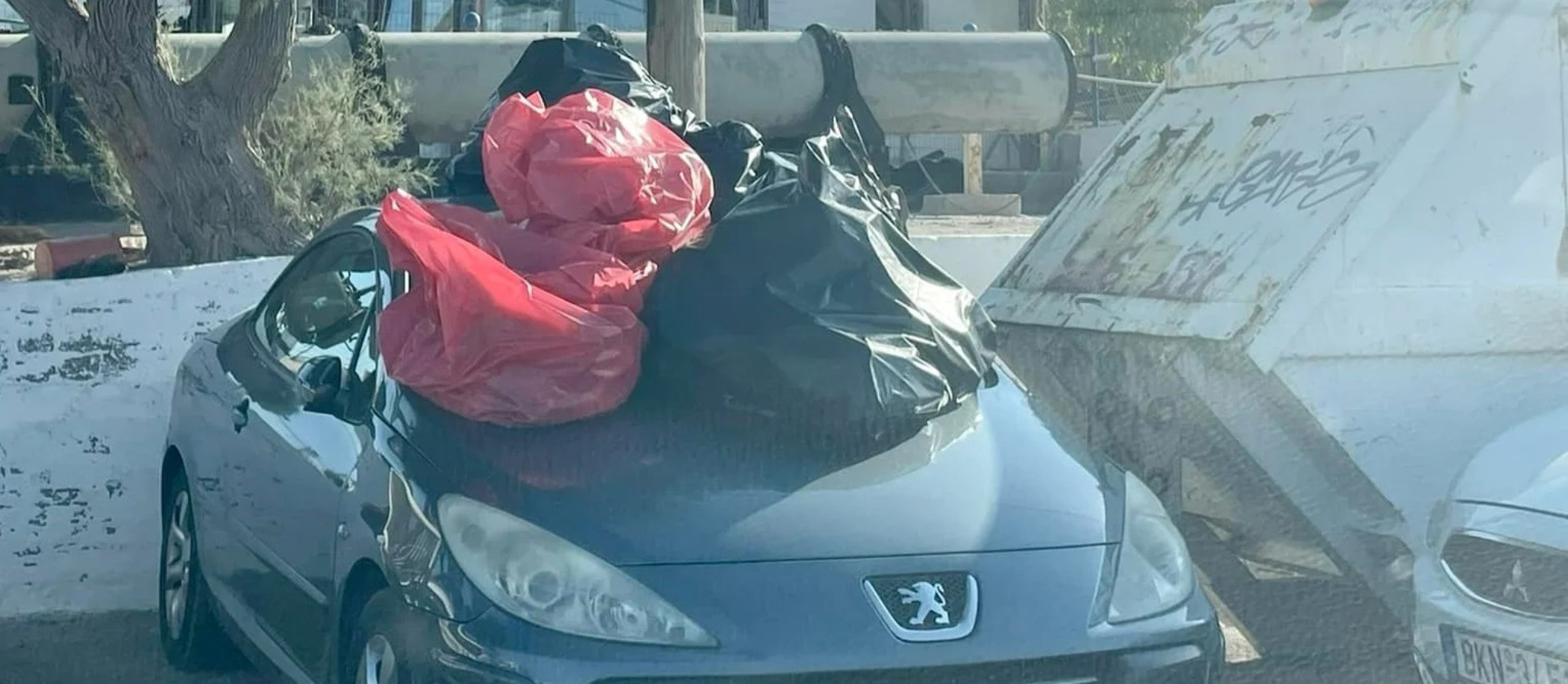 Έβαλαν τα σκουπίδια πάνω στο αυτοκίνητο 