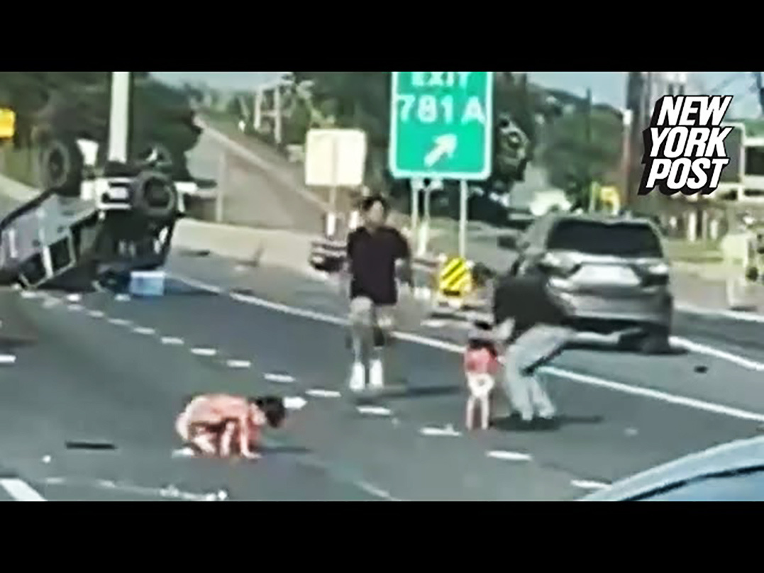 Νήπια με πάνες σε αυτοκινητόδρομο 