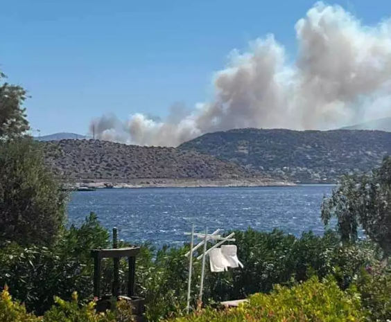 Μαίνεται η φωτιά στο Κορωπί 