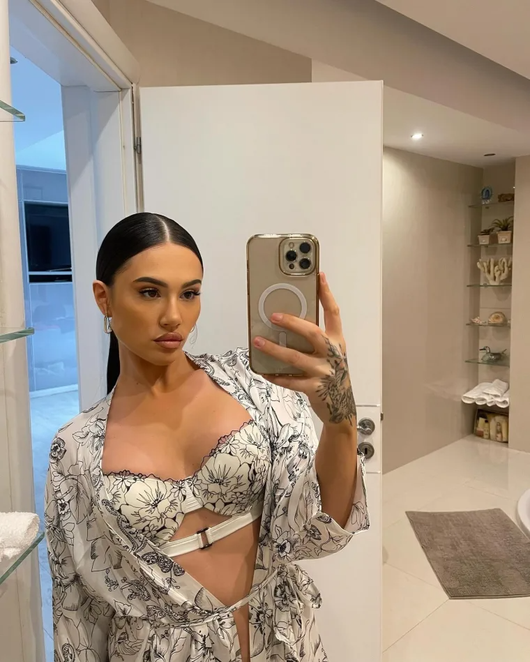 Έλενα Τσαγκρινού κορμί 