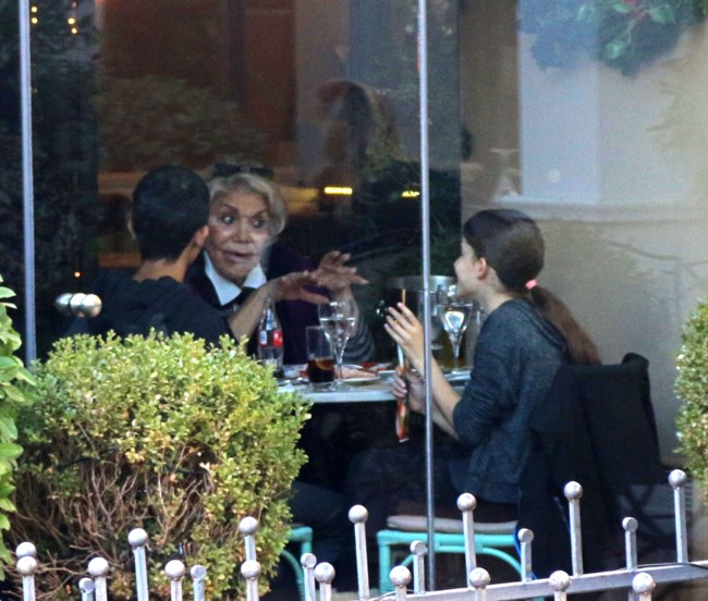 Η Μαρινέλλα με τα εγγόνια της