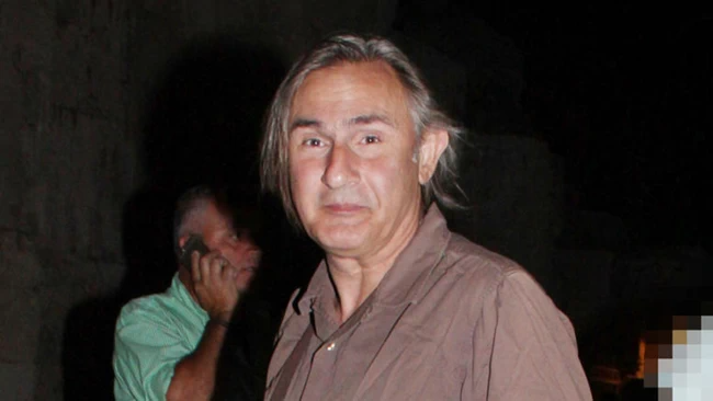 einai-fototypia-toy-spania-dimosia-emfanisi-toy-aki-sakellarioy-me-tin-kalloni-kori-toy-smaragda-302230