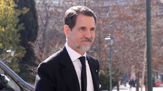 oli-i-athina-rotoyse-poios-einai-o-kompsos-amp-038-aristokratikos-antras-poy-perpatoyse-sto-kentro-otan-gyrise-to-kefali-katalavan-301865