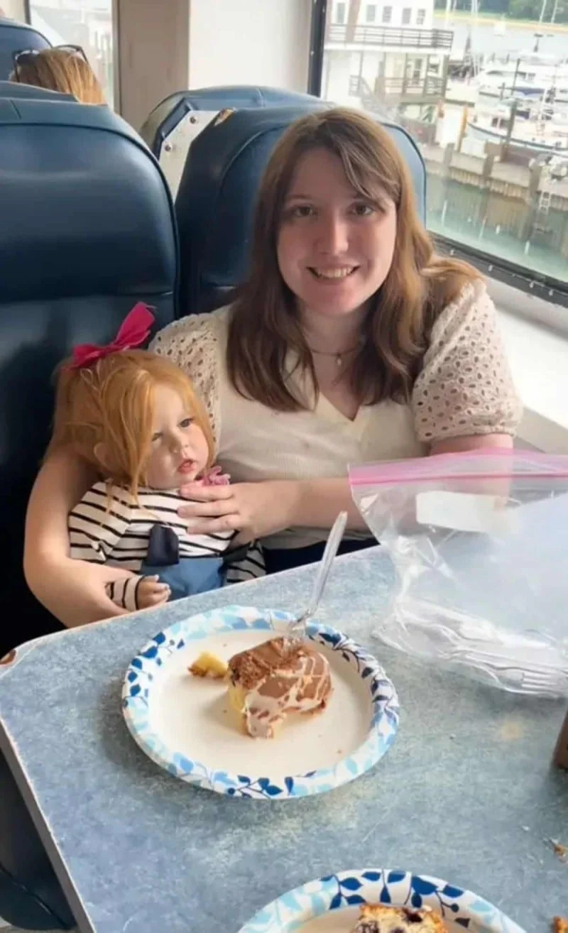 29χρονη Νεοϋορκέζα μεγαλώνει τις κούκλες της σαν αληθινά μωρά 