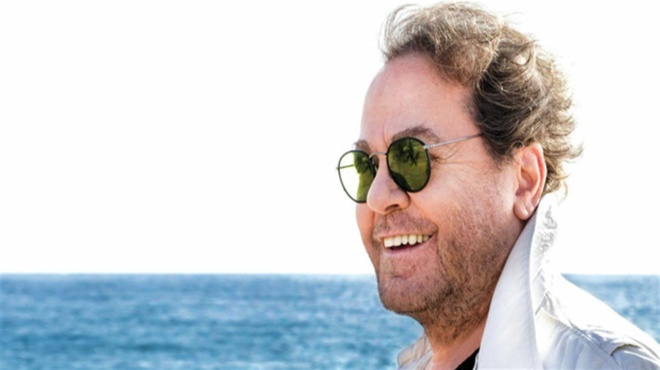 gemato-portreta-toy-thea-poy-kovei-tin-anasa-ola-leyka-axiotheato-tis-paroy-to-spiti-toy-parioy-to-pio-chlidato-toy-nisioy-323151