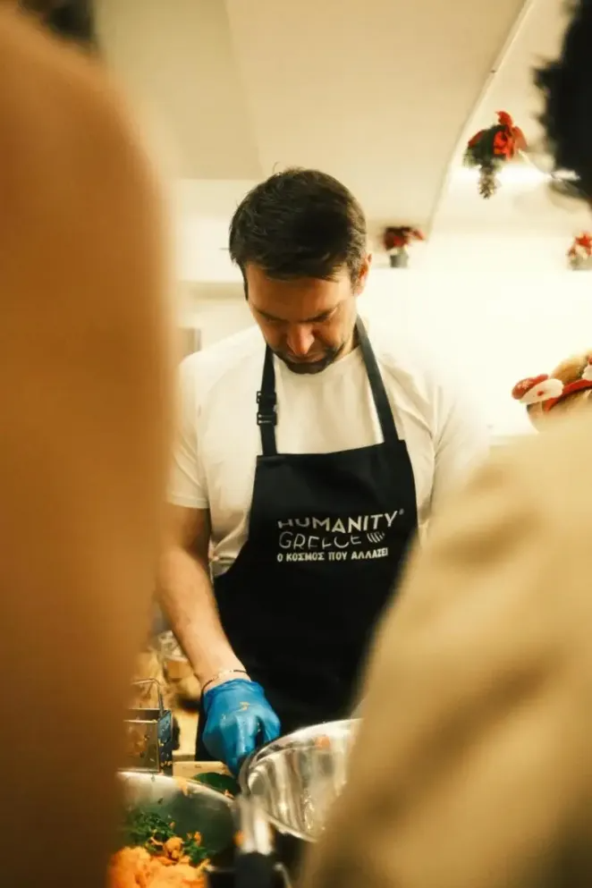 Ο Στέφανος Κασσελάκης καθαρίζει καρότα 