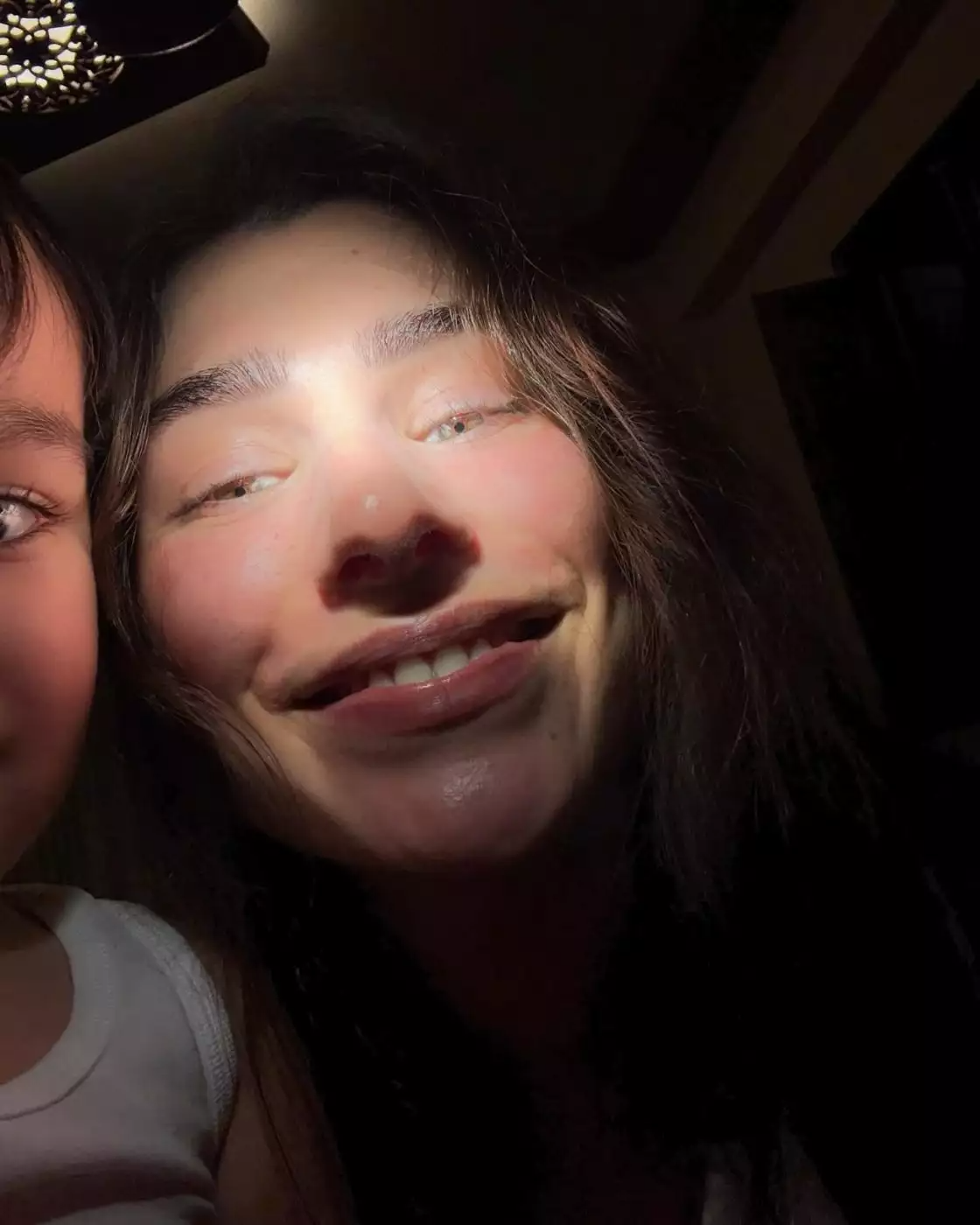 Η Χρύσα Μιχαλοπούλου με τον γιο της 