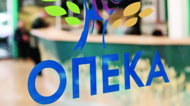 oyres-sta-atm-apo-to-proi-gia-1-258-306-ellines-apo-tin-ora-poy-to-emathan-vgazoyn-ta-lefta-apo-toys-logariasmoys-amp-038-trechoyn-gia-psonia-331668